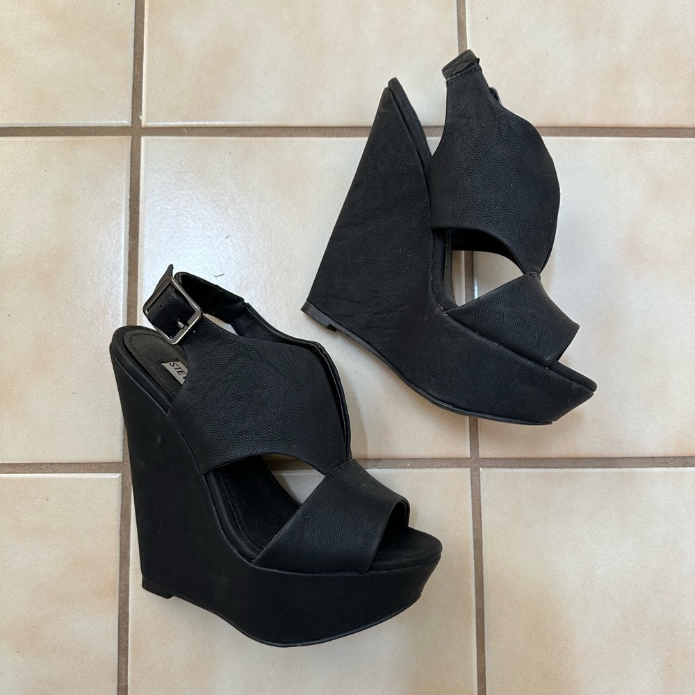 Steve Madden - Black Wedges